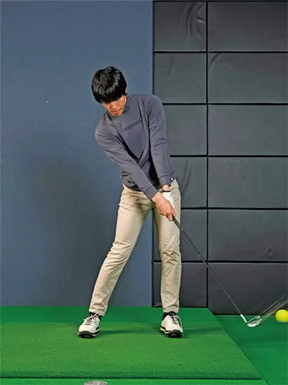 アバウト感覚のインパクトでOK。スポンジボールなら自宅でも練習可能だ。