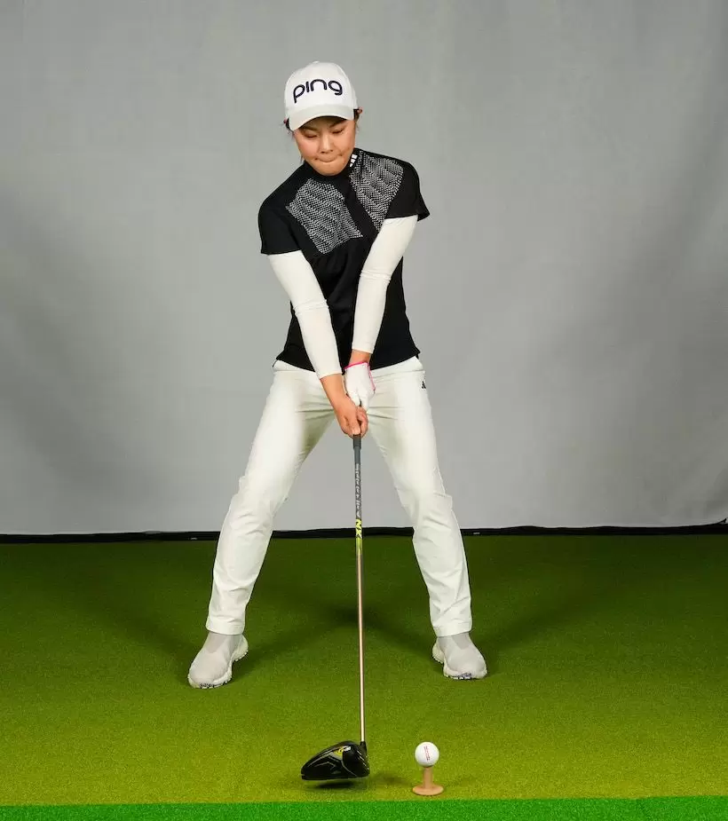 足踏みする要領で右足を踏み込んで見た神田さん。スムーズにテークバックできるようになった