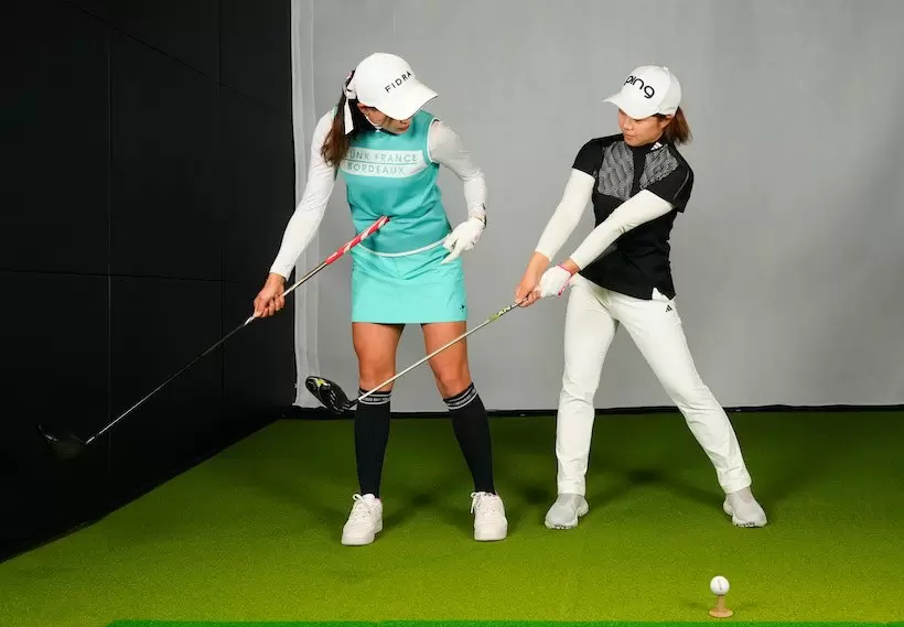 グリップエンドをおヘソのあたりに着けたまま、お腹を右に向けるようにテークバックすると体の回転主導のスイングになる。