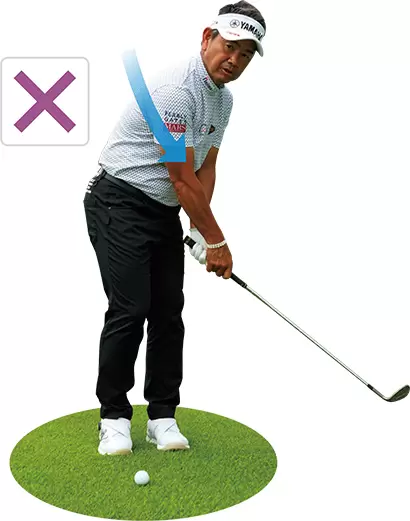 体が突っ込むと、フォローで胸が下（地面）を向いてしまう。真っすぐな軸をキープしながら、左右対称に振ることが大事。