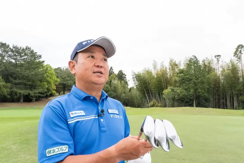 キャビティらしからぬ打感は「GEL BACK」の賜物。衝撃を抑えて心地よいフィーリングを実現しているという。一方、高いスピン性能はロフト別に異なるフェースブラストとレーザーミーリングを施した「Hydr