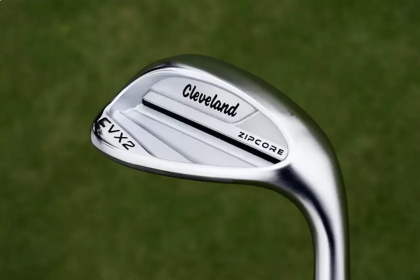 キャビティらしからぬ打感は「GEL BACK」の賜物。衝撃を抑えて心地よいフィーリングを実現しているという。一方、高いスピン性能はロフト別に異なるフェースブラストとレーザーミーリングを施した「Hydr