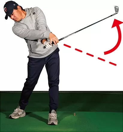 通常は手元が腰の高さくらいでは、クラブは胸の正面に位置するプロが多い。だが、シンの場合はヘッドがさらに左に振り抜かれていて、ヘッドの走りとフェード用の軌道を両立している。