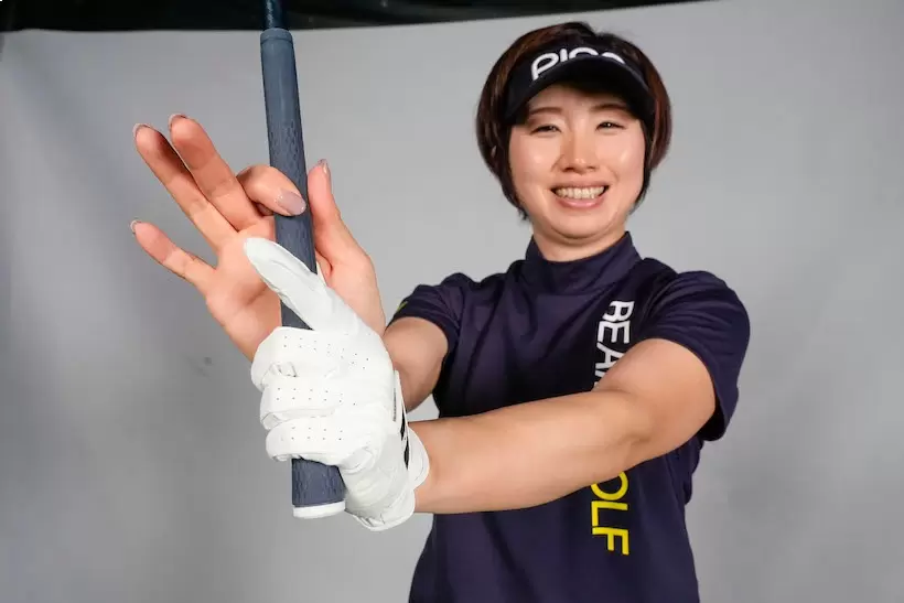 左手3本指（中指、薬指、小指）と右手の2本指（親指、人さし指）でクラブを持つと手首が軟らかく使えダウンスイングでタメができる