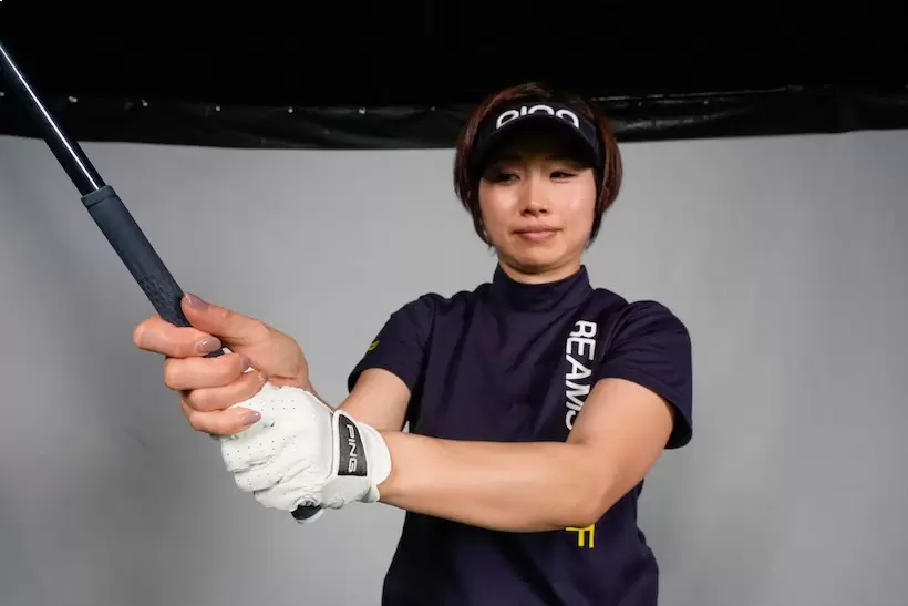 全部の指で握ってしまうとダウンスイングで力が入り手首の角度が解けてしまう