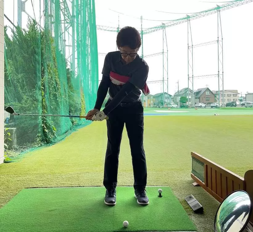 ①両わきにタオルを挟み、シャフトが地面と平行になるところまでバックスイングします。