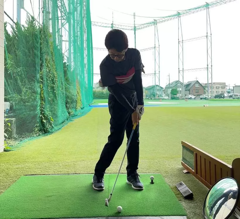 ②左のお尻を後方へ引く、もしくは左脚を外旋・回外して、腰を回転し、その動きでボールを打ちましょう。