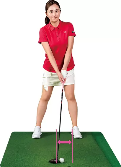 ボールポジションは左カカト内側の前からスタンスの中央の間でOK。FWは左寄り、UTは内側寄りとなるが、どちらも許容範囲は意外に広い。