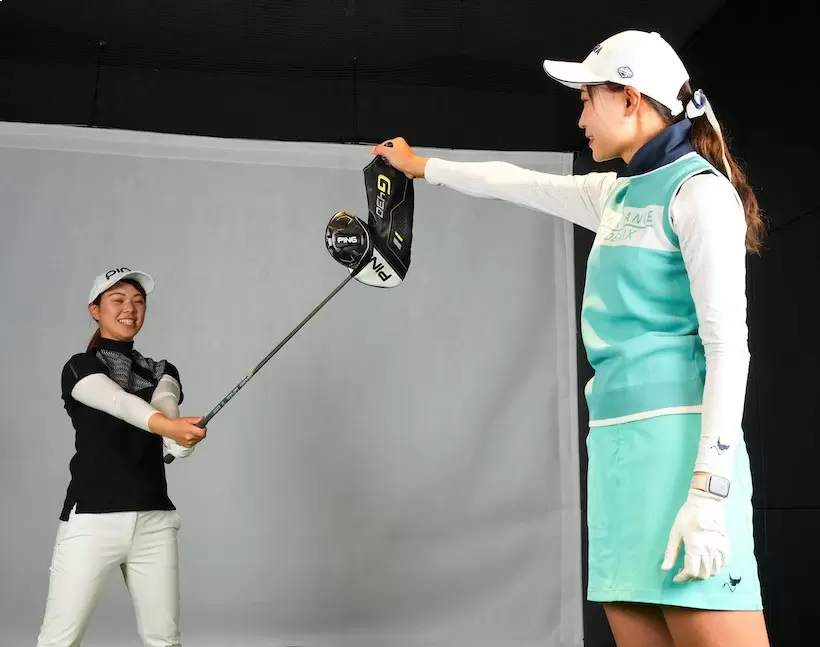 顔の高さにあるボールを打つつもりで遠藤コーチが持つヘッドカバーを打つドリルに臨んだ神田さん。最初は空振りだったが徐々に当たりはじめた