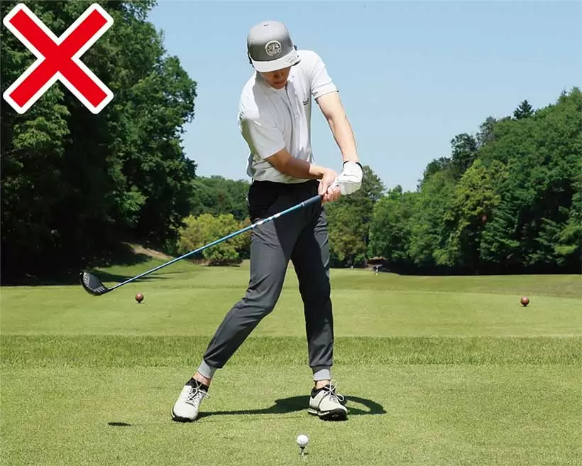 ドライバーになると飛ばしの欲などが働きやすく、カラダの動きが過剰になって振り遅れるパターンが多い。