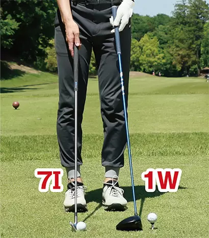 ドライバーとアイアンは長さがコレだけ違う。アイアンは芝の上から打つ、ドライバーはティアップして打つという違いもドライバーを難しくしている。