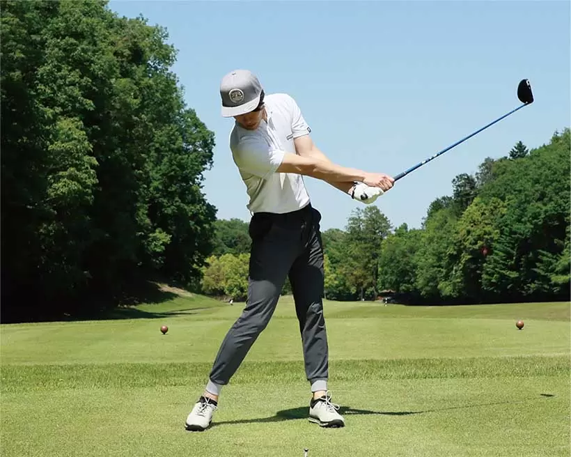 本来ならフィニッシュは自然に作られるものだが、フィニッシュを決める意識づけでスイングが整いやすくなる。