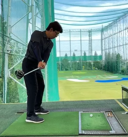 フェースを開かず、スクエア、もしくはややシャットフェースにすること。