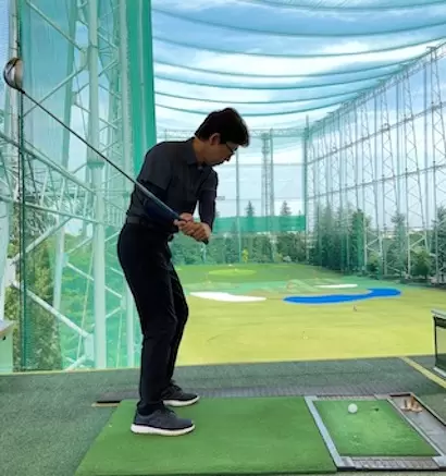 アウトサイド・イン軌道ではなく、できるだけインサイドからクラブを下ろすこと。