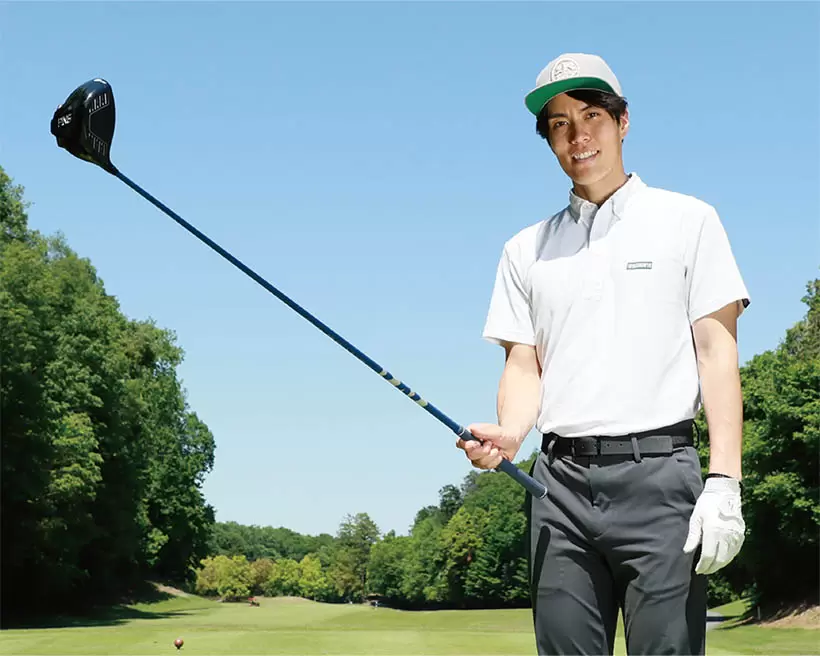 右利きの人は右手の感覚を活かしてスイングするのがオススメだ。