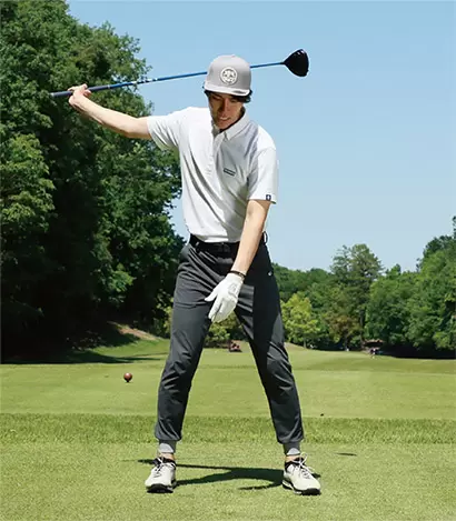 右手で素振りを繰り返そう。右手を強く握らないのがポイント。