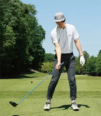 右手首や右ヒジなどの関節を柔軟に使ってクラブヘッドの重心を感じながらスイング。