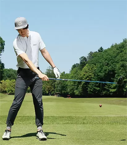 自分でクラブをコントロールしないでクラブヘッドの重心にまかせて振るだけでいい。