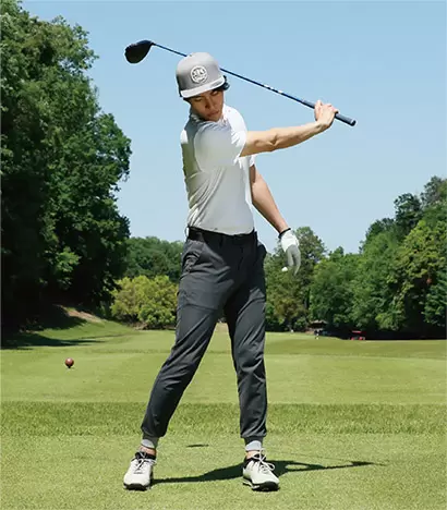 右手の感覚を活かしてスイングすればクラブヘッドがキレイな軌道を描く。