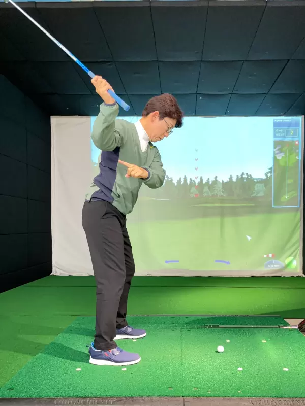 右肘を下ろしましょう