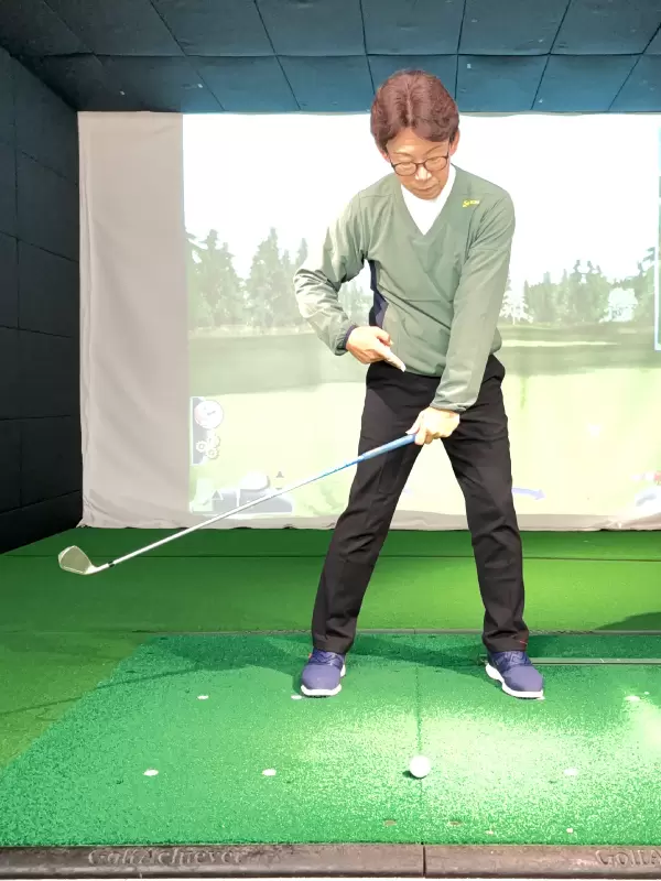 クラブを左腕で下ろすイメージをもちましょう