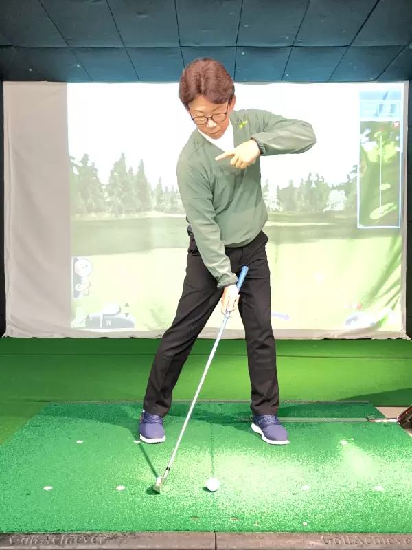 右肩が下がるとダフりにつながります