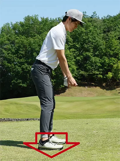 両足の裏の全体でカラダのバランスを支える気持ちでキレイなアドレスを作ろう。