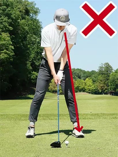 左足を基準にボールの位置を決めようとすると上体が左に傾いたアドレスになりやすい。