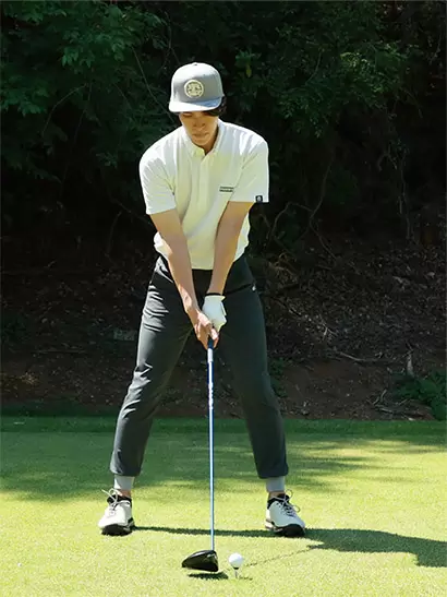 両足の重心バランスやボールポジションが決まるとアドレスがキレイに見える。