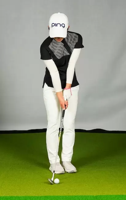 レッスン前の神田さんのアドレス。両足を閉じて真っすぐ立っていたせいで、わずかにヨロけていた