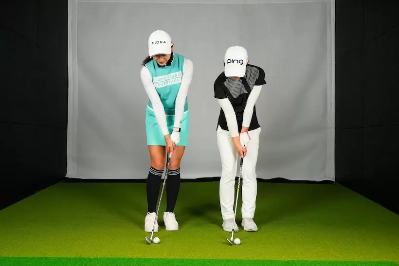 ボール１個分ほど両足の間隔を空け、左足７：右足３の体重配分でアドレス。クラブはロフト54度のウエッジに持ち替えた