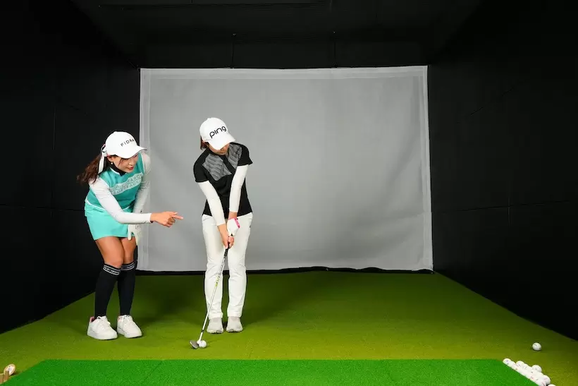 距離感を出すにはまず落とし所を決めてそこを見る。そのあとは目標を見て素振り。数回振ったら間を置かずに始動する