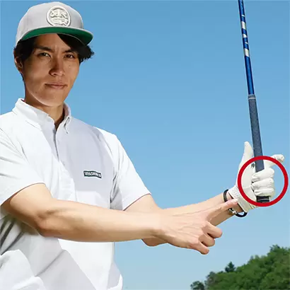 左手の小指側の3本をしっかり握るのが基本といわれるが、それも一長一短だ。