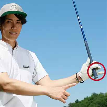 カラダの回転量が少ない人は左手の小指を離すくらい緩く握るイメージを持とう。