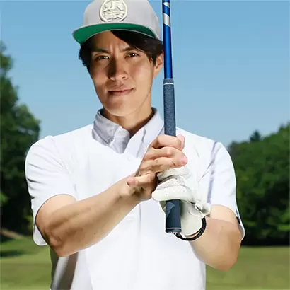 両手の小指をグリップから離して持ち、素振りを繰り返そう。