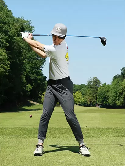 クラブヘッドの運動量が大きくなり、重心に引っ張られるようにカラダが回転する。