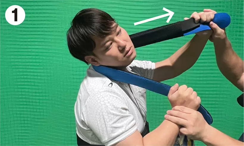 タオルを用意。首の付け根にタオルを当て少し上を向き軽く引っ張る。アゴのラインに沿って右、左と引っ張って頭を左右に動かす。