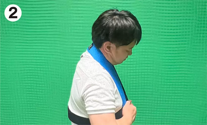 首にタオルをかけ下に引っ張る。引っ張ったまま、首を回す。右3回、左3回と回し、回りにくいほうを重点的に。