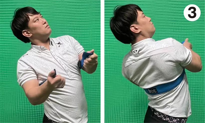 タオルを背中にかけワキから出し、それにもたれるように背中を反らす。右、左とタオルを上に引っ張り、背骨を中心に胸を動かす。