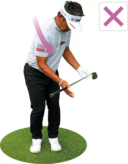 右肩が突っ込み、体が左（目標）に流れると、左右対称の動きにならない。