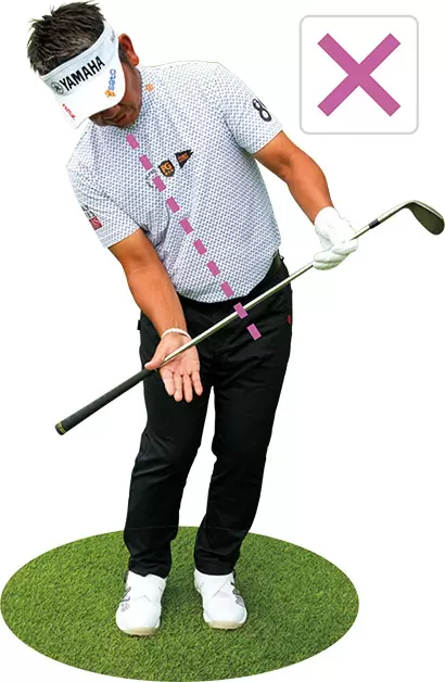 軸が右に傾き、体の回転が止まると、手と体のバランスが崩れてしまう。