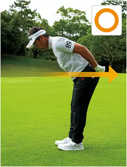 骨盤が後ろに引っ張られるようにお尻を引くと、上半身が連動し、自然に前傾姿勢が作られる。