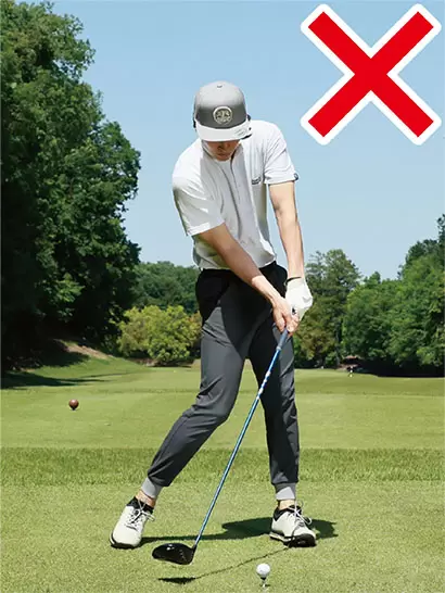 自分でクラブをコントロールしようとすると手先が先行して振り遅れなどのミスが生じやすい。