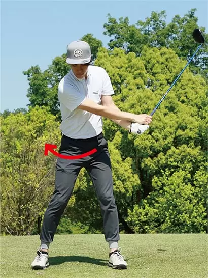 フィニッシュまで振り抜いたらカラダをひねり戻して切り返し、そのままバックスイングへと移る。