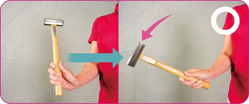 右手で金づちを持ち、上下に軽く動かしてみよう。手首を使って先端を利かせやすくするには、指先でソフトに握ると効率がいいことを体感できる。