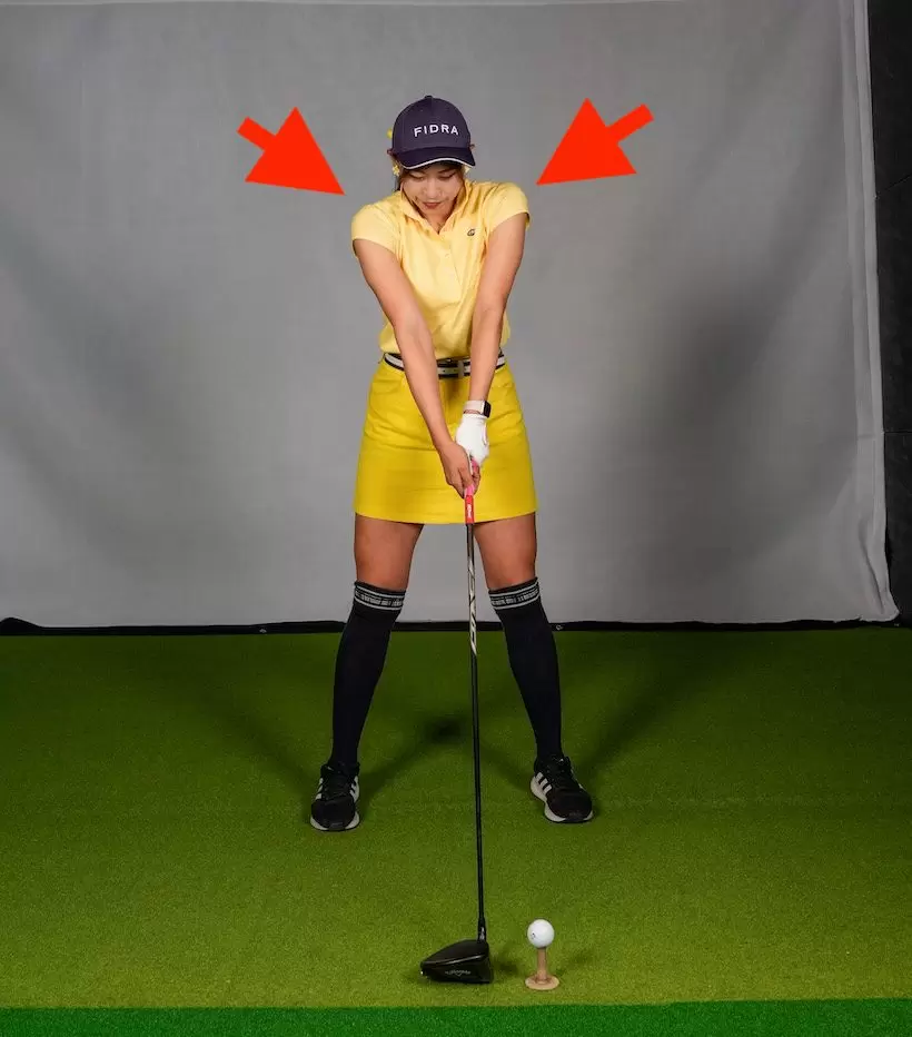 腕や肩に力が入ると、“いかり肩”になって前傾角度が浅くなり、突っ立ち気味のアドレスに。スムーズに動けない感じが満載だ