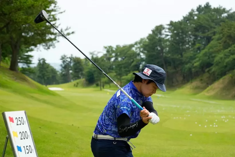 川岸史果は4、5球打ってから「グリップを入れて、このスペックで持ってきていただいてもいいですか？」とリクエスト。