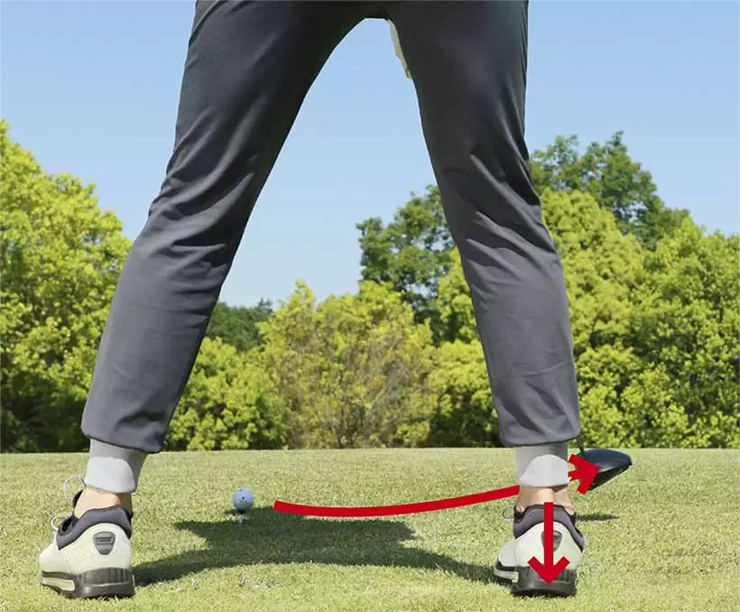 重心を右足乗せていくタイミングでテークバックを始動するのがコツ。