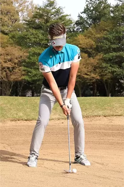 バンカーショットに自信をつけるには、脱出成功率の高いアドレスを作ることが大事。