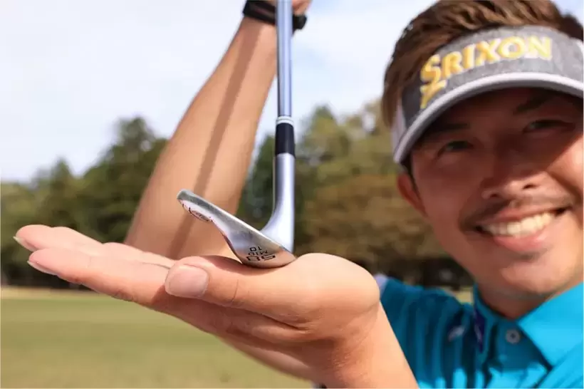 フェースをスクエアにセットして打つのも間違いではないが、フェースの刃から入りやすく砂を多く取りすぎるミスを招きやすい。